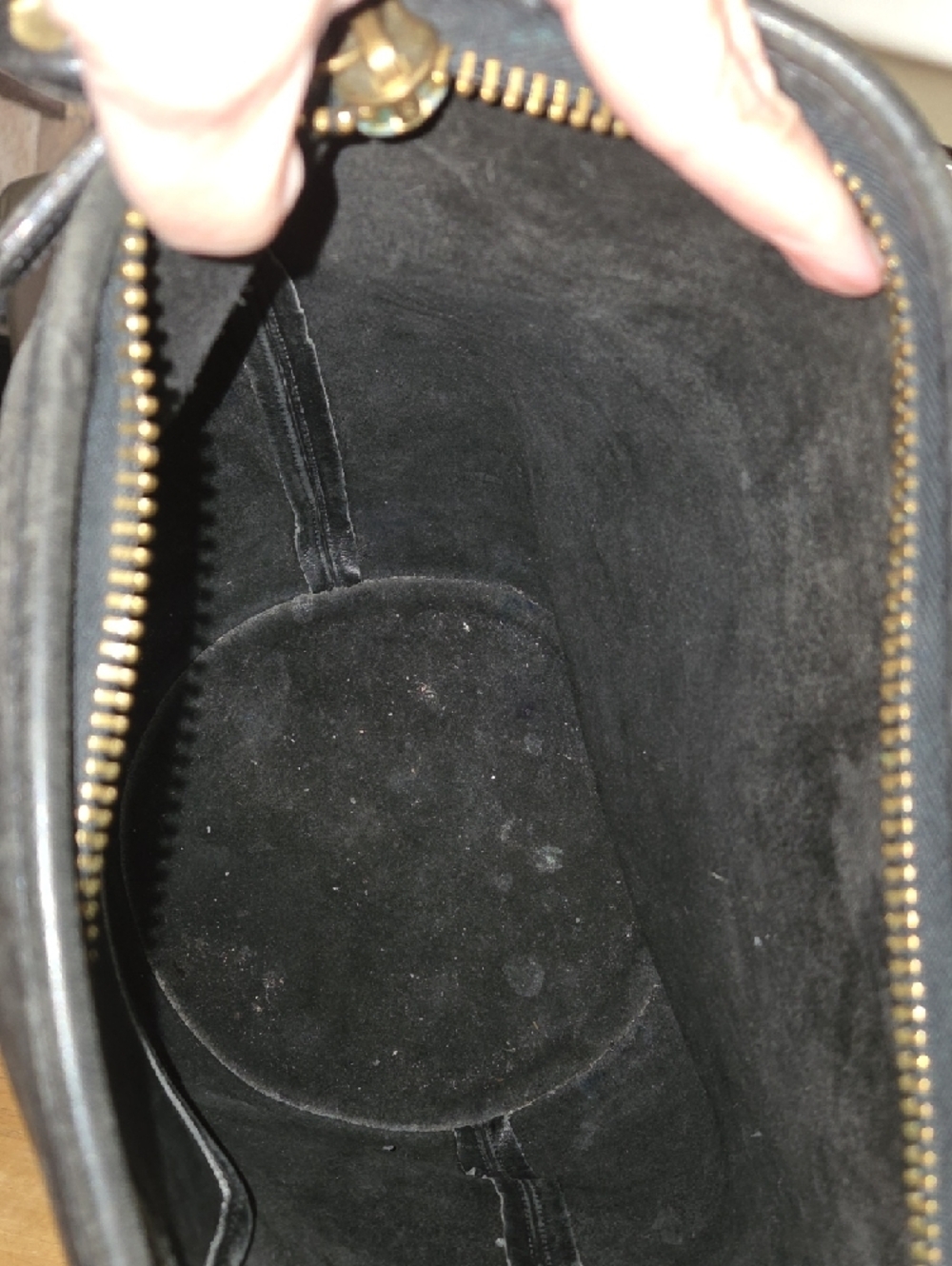 PERFECTLY BROKEN IN Coach Black Leather Bucket Shoulder Bag with Gold Hardware - Picture 8 of 9